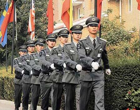 在小區(qū)門(mén)口發(fā)生搶劫事件時(shí)，物業(yè)保安是否負(fù)有相關(guān)責(zé)任